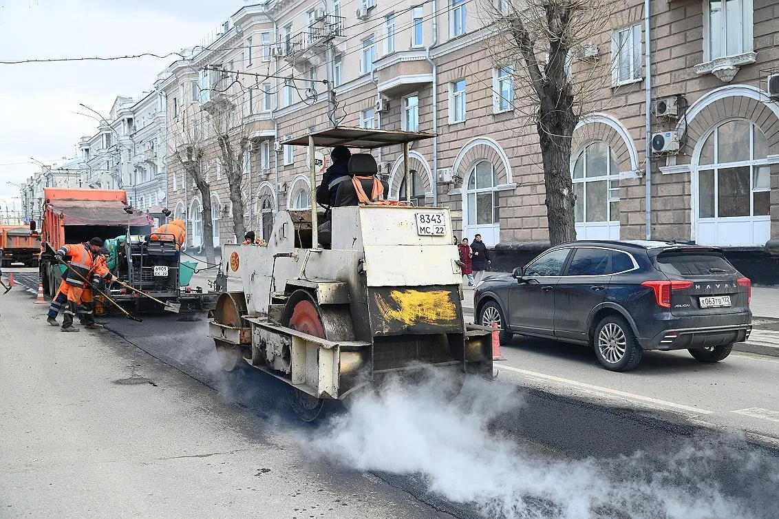 В Барнауле проводят текущий ремонт дорог горячим асфальтобетоном В Барнауле проводят текущий ремонт дорог горячим асфальтобетоном
