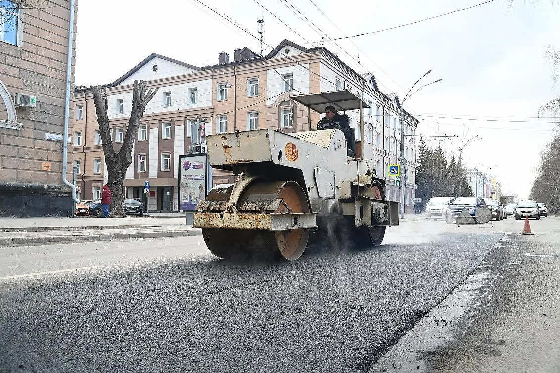 В Барнауле проводят текущий ремонт дорог горячим асфальтобетоном В Барнауле проводят текущий ремонт дорог горячим асфальтобетоном