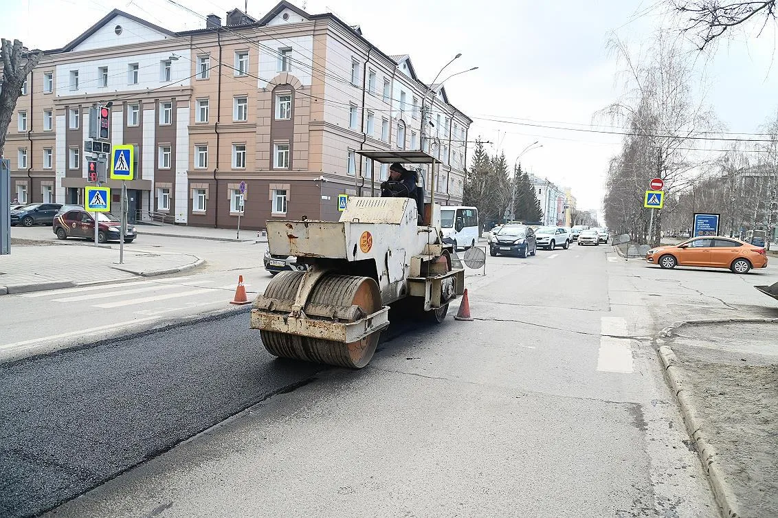 В Барнауле проводят текущий ремонт дорог горячим асфальтобетоном В Барнауле проводят текущий ремонт дорог горячим асфальтобетоном