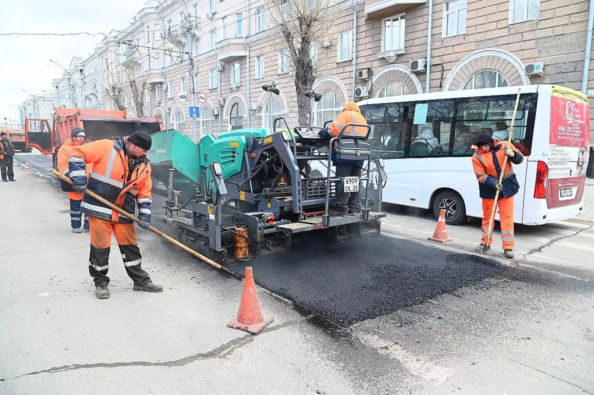 Барнаульские дороги начали ремонтировать горячим асфальтом Барнаульские дороги начали ремонтировать горячим асфальтом