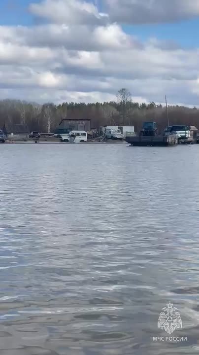 В Тальменском районе взрывают лед на Чумыш, а жителям сел Хабары и Шипицино доставляют продукты