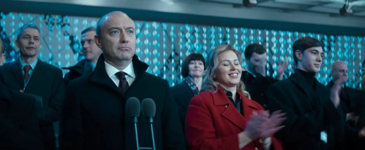 Кадры из нового тизера фильма «Кремлевский волшебник», где Джуд Лоу сыграл Владимир Путина Кадры из нового тизера фильма «Кремлевский волшебник», где Джуд Лоу сыграл Владимир Путина