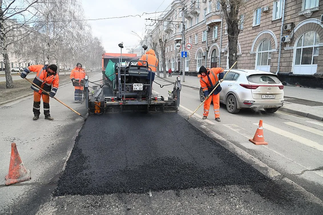 В Барнауле проводят текущий ремонт дорог горячим асфальтобетоном В Барнауле проводят текущий ремонт дорог горячим асфальтобетоном