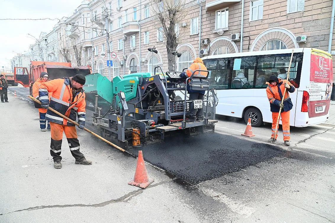 В Барнауле проводят текущий ремонт дорог горячим асфальтобетоном В Барнауле проводят текущий ремонт дорог горячим асфальтобетоном