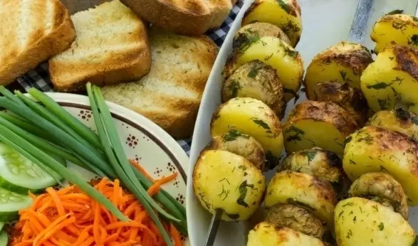 Удивительный шашлык из шампиньонов и картофеля для летнего пикника