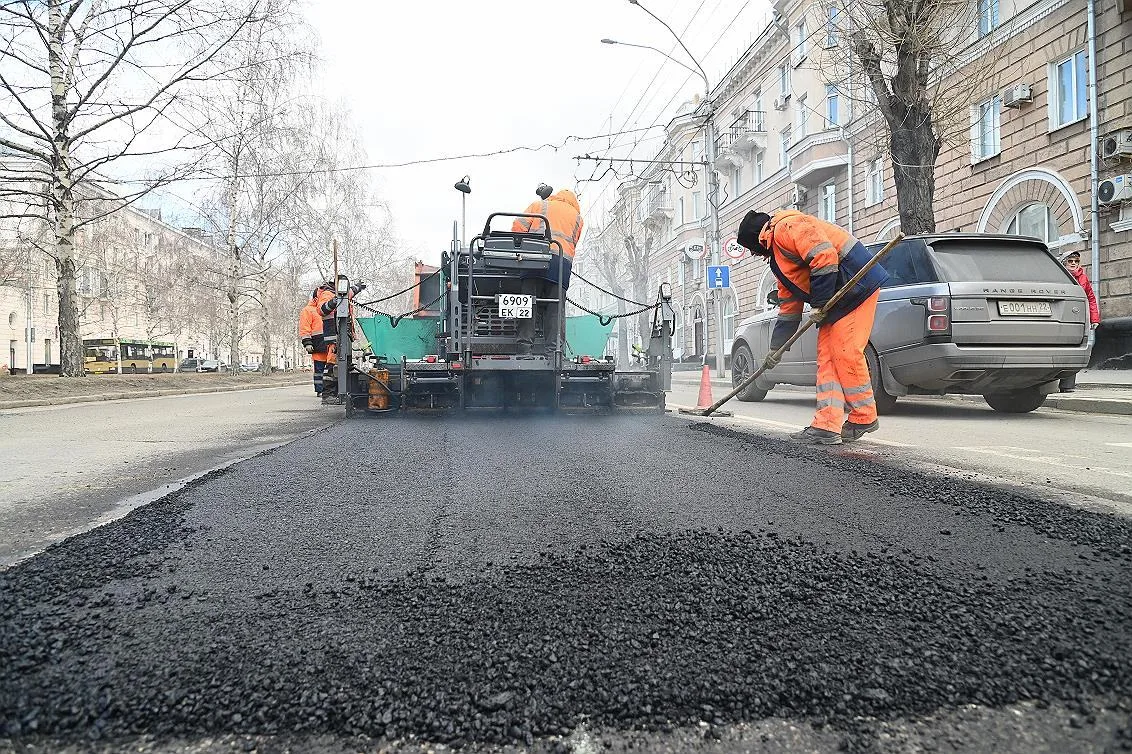 В Барнауле проводят текущий ремонт дорог горячим асфальтобетоном В Барнауле проводят текущий ремонт дорог горячим асфальтобетоном