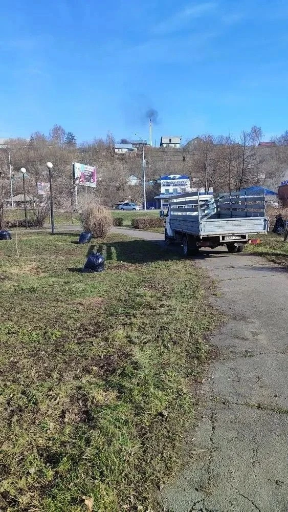 Весенние субботники проходят в Бийске Весенние субботники проходят в Бийске
