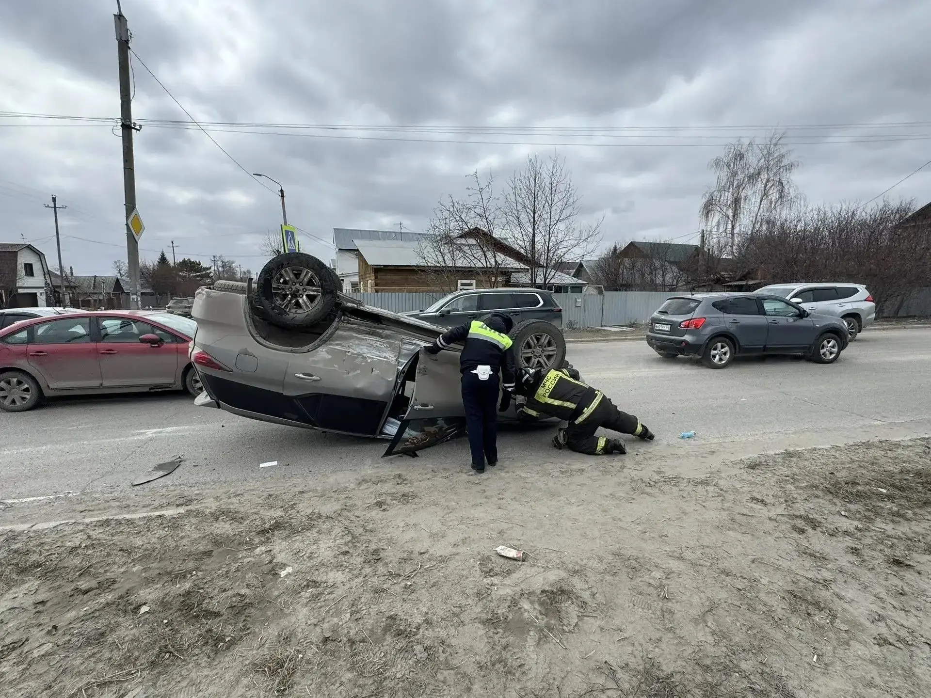 Иномарка перевернулась и встала на капот в Барнауле