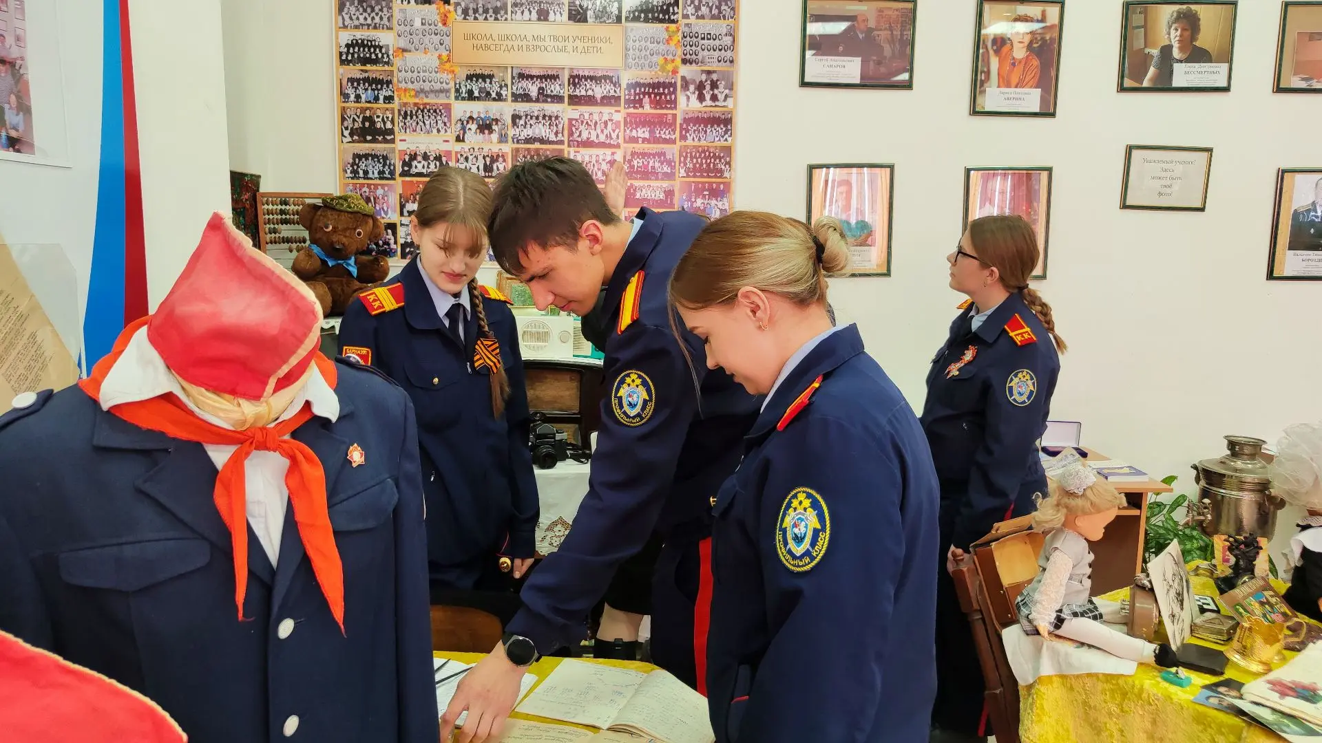 Офицеры следственного управления СК России по Алтайскому краю и кадеты профильного класса посетили малую родину ветерана Великой Отечественной войны Алексея Ивановича Скурлатова — прообраза памятника «Алёша» Офицеры следственного управления СК России по Алтайскому краю и кадеты профильного класса посетили малую родину ветерана Великой Отечественной войны Алексея Ивановича Скурлатова — прообраза памятника «Алёша»