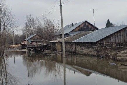 Татьяна Ильюченко и Дмитрий Рождественский помогли жителям подтопленного поселка в Бийском районе