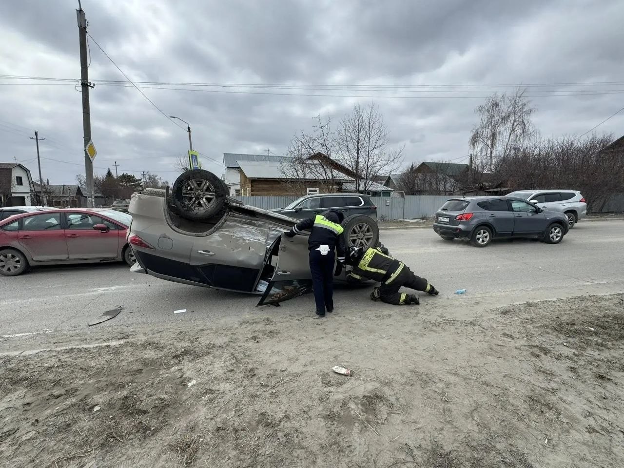 В Барнауле машина перевернулась во время ДТП В Барнауле машина перевернулась во время ДТП