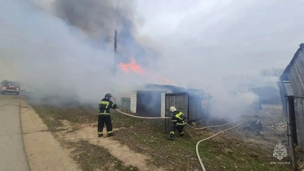 Огонь охватил частный дом и постройки в Самарке