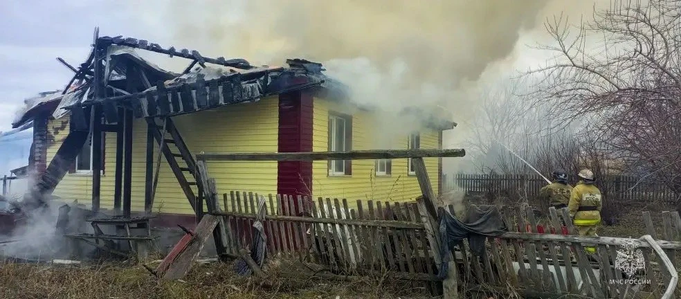 Огонь охватил частный дом и постройки в Самарке Огонь охватил частный дом и постройки в Самарке