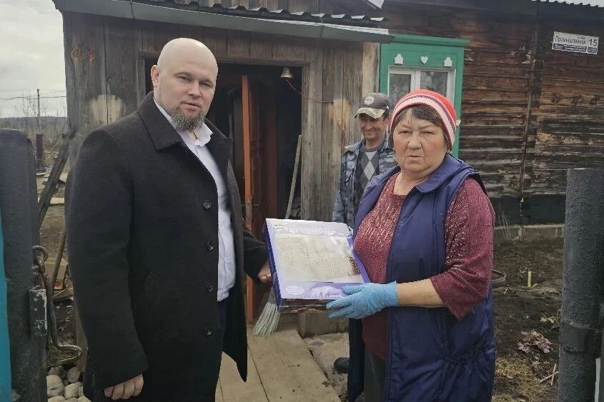 Постельное белье пострадавшим от паводка и обход домов – алтайские депутаты побывали в поселке в Бийском районе, еще недавно стоявшим в воде Постельное белье пострадавшим от паводка и обход домов – алтайские депутаты побывали в поселке в Бийском районе, еще недавно стоявшим в воде