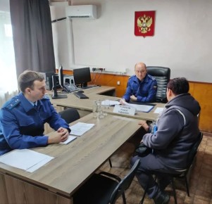 Заместитель прокурора края Рамиль Рафиков провел личный прием граждан в Залесовском районе, посетил образовательные учреждения в селах Черемушкино и Пещерка