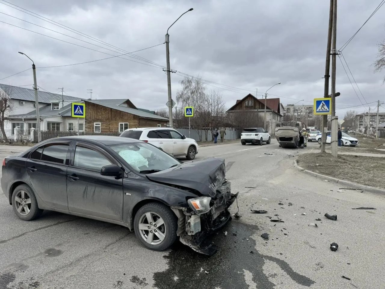 В Барнауле машина перевернулась во время ДТП В Барнауле машина перевернулась во время ДТП