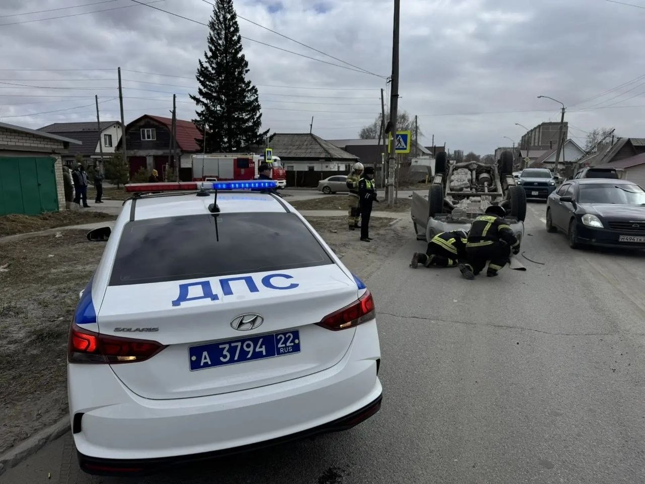 В Барнауле машина перевернулась во время ДТП В Барнауле машина перевернулась во время ДТП