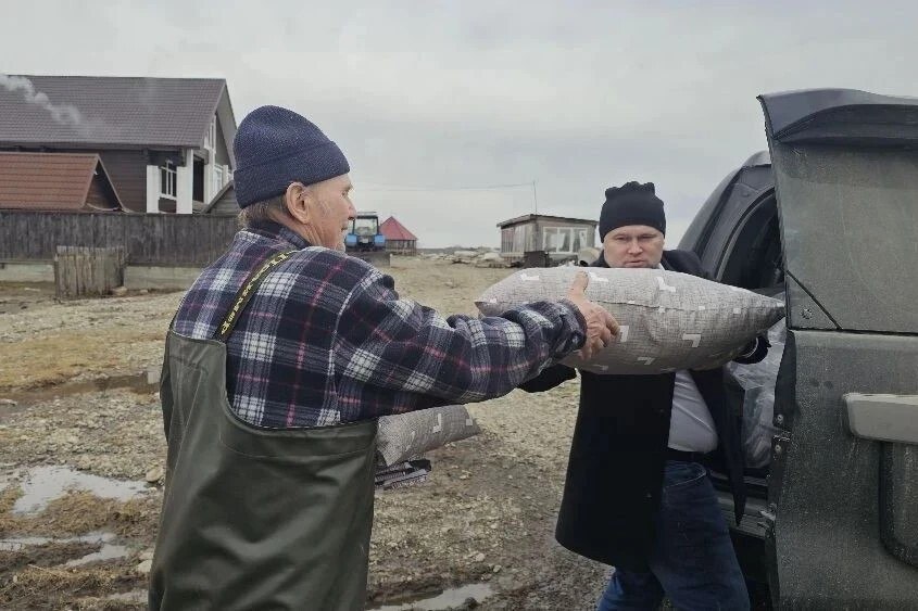 Постельное белье пострадавшим от паводка и обход домов – алтайские депутаты побывали в поселке в Бийском районе, еще недавно стоявшим в воде Постельное белье пострадавшим от паводка и обход домов – алтайские депутаты побывали в поселке в Бийском районе, еще недавно стоявшим в воде