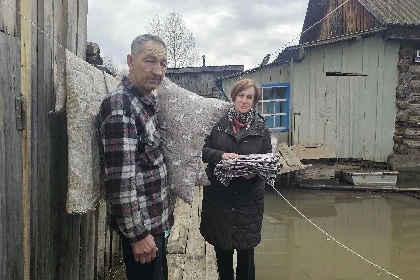 Постельное белье пострадавшим от паводка и обход домов – алтайские депутаты побывали в поселке в Бийском районе, еще недавно стоявшим в воде Постельное белье пострадавшим от паводка и обход домов – алтайские депутаты побывали в поселке в Бийском районе, еще недавно стоявшим в воде