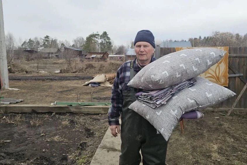 Постельное белье пострадавшим от паводка и обход домов – алтайские депутаты побывали в поселке в Бийском районе, еще недавно стоявшим в воде Постельное белье пострадавшим от паводка и обход домов – алтайские депутаты побывали в поселке в Бийском районе, еще недавно стоявшим в воде