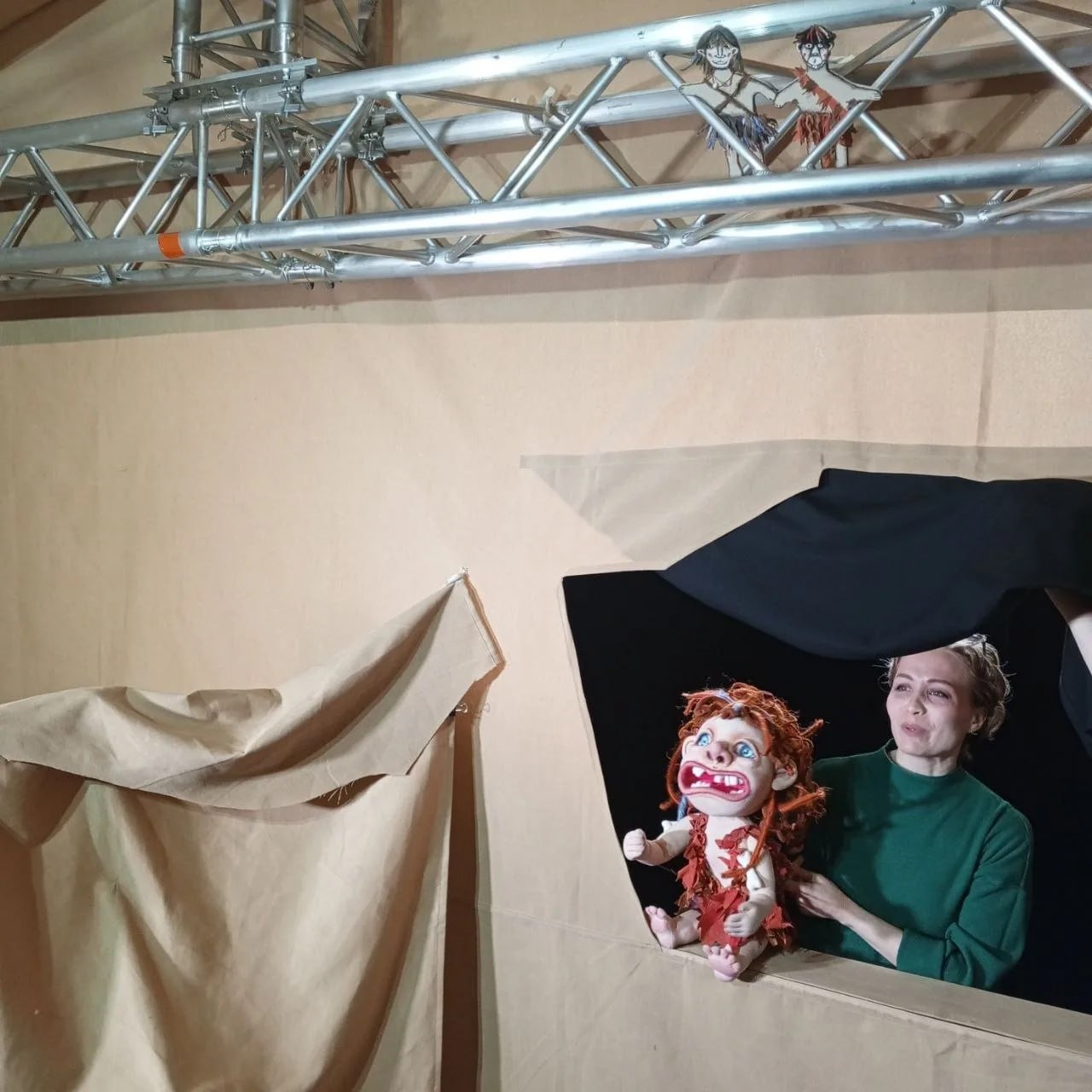 В театре кукол "Сказка" готовятся к премьере — спектаклю про Денисову пещеру В театре кукол "Сказка" готовятся к премьере — спектаклю про Денисову пещеру