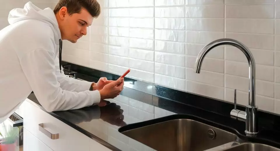 Почему в квартире появляется запах канализации после отпуска и как решить эту проблему с помощью стакана