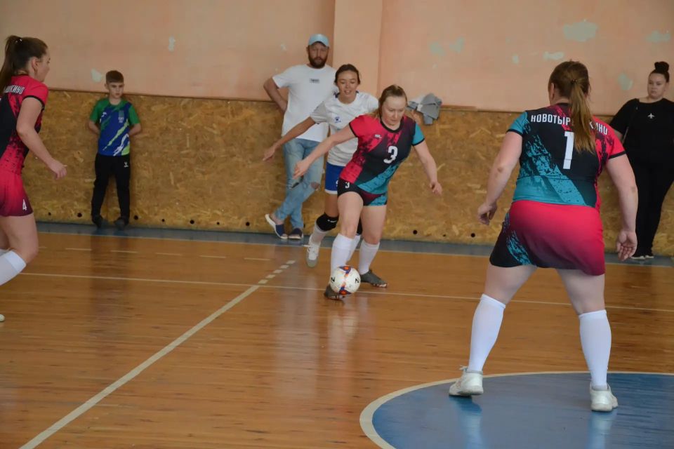 Женские команды из Бийска, Барнаула и Смоленского района сыграли футзал в наукограде