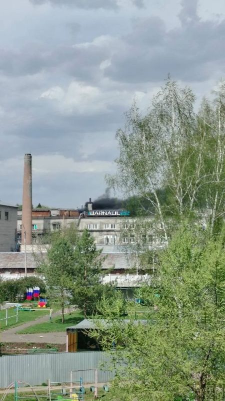 В Барнауле горит крыша хлебокомбината