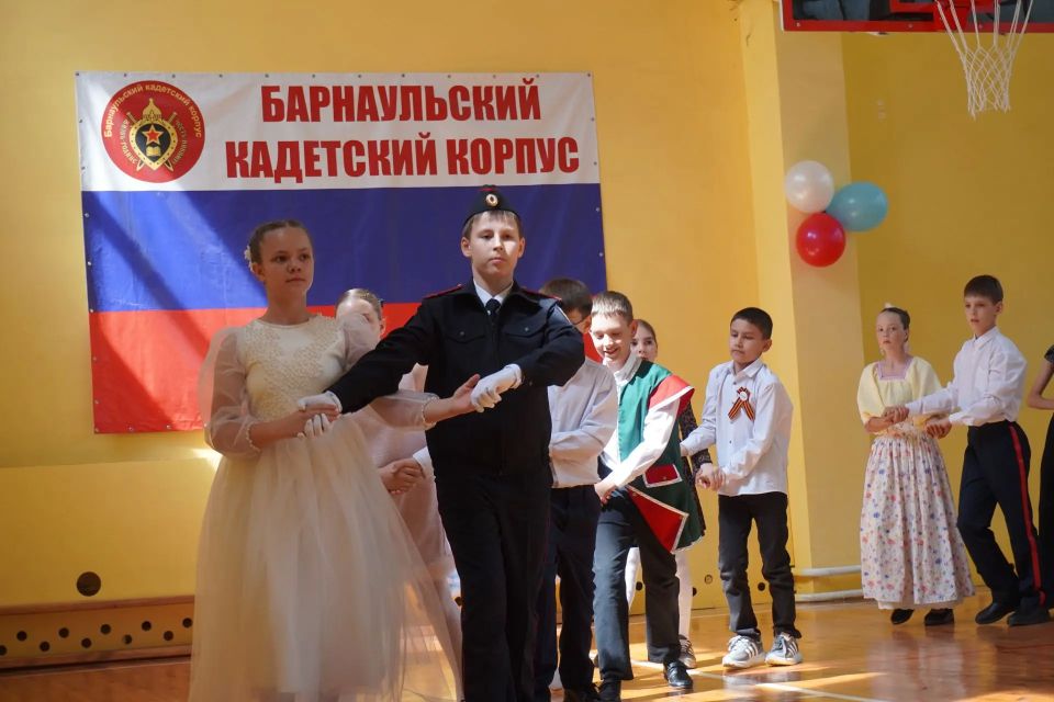В Барнауле впервые прошел кадетский бал на городском уровне В Барнауле впервые прошел кадетский бал на городском уровне