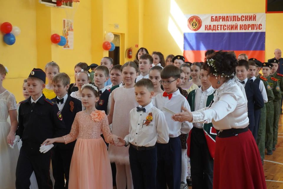В Барнауле впервые прошел кадетский бал на городском уровне В Барнауле впервые прошел кадетский бал на городском уровне