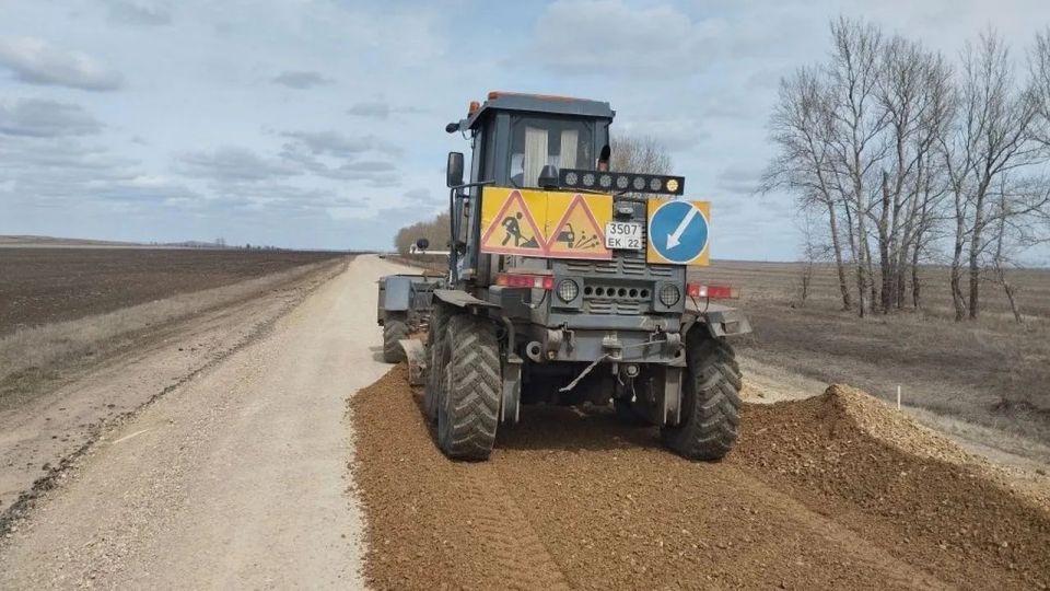 В Локтевском районе продолжается ремонт трассы, связывающей Алтайский край с Казахстаном