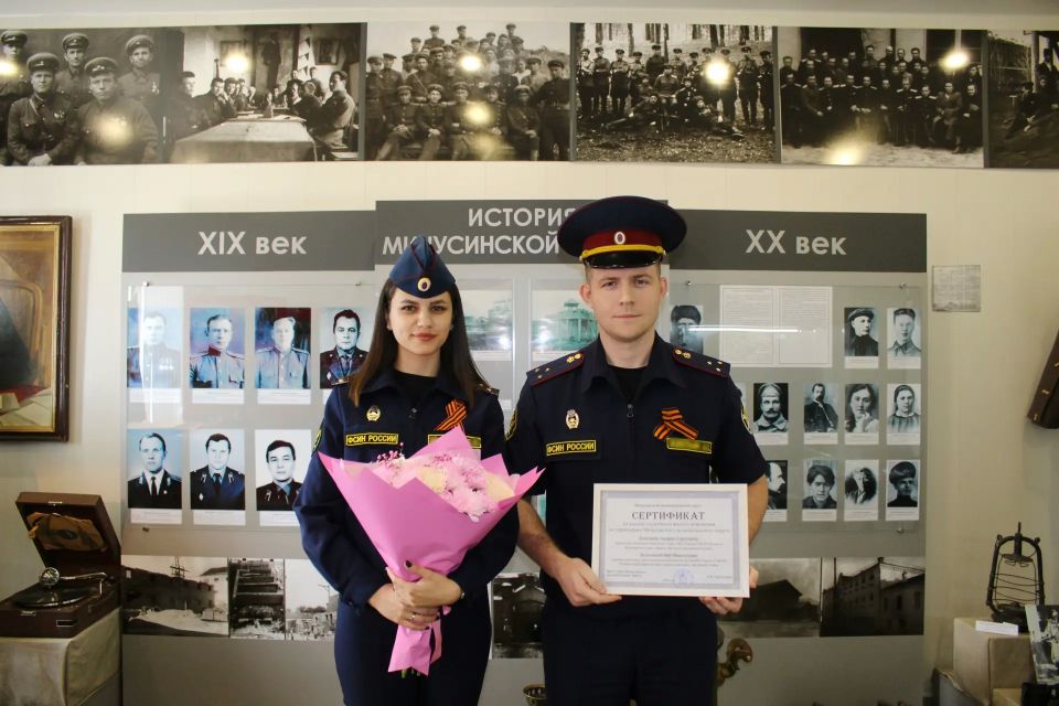 В г. Минусинске Красноярского края семье молодых сотрудников уголовно-исполнительной системы вручили сертификат на служебную квартиру