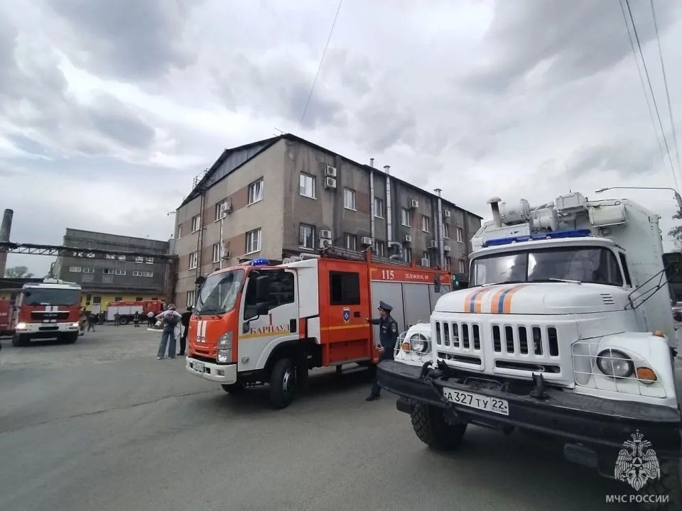 Идёт ликвидация пожара. В Барнауле, по ул. Петра Сухова, произошёл пожар