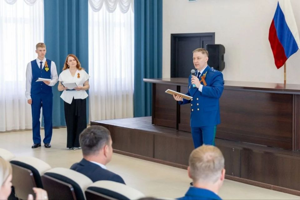 Учащиеся профильных «Прокурорских классов» завершили обучение и получили свидетельства о присвоении первой рабочей профессии – «частный детектив» Учащиеся профильных «Прокурорских классов» завершили обучение и получили свидетельства о присвоении первой рабочей профессии – «частный детектив»