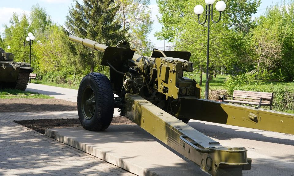 Обновление в Парке Победы. Накануне 9 мая в Парке Победы установили четыре артиллерийские пушки Обновление в Парке Победы. Накануне 9 мая в Парке Победы установили четыре артиллерийские пушки