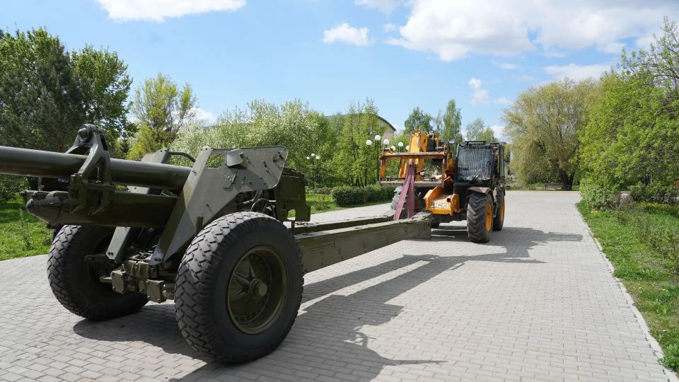 Обновление в Парке Победы. Накануне 9 мая в Парке Победы установили четыре артиллерийские пушки Обновление в Парке Победы. Накануне 9 мая в Парке Победы установили четыре артиллерийские пушки