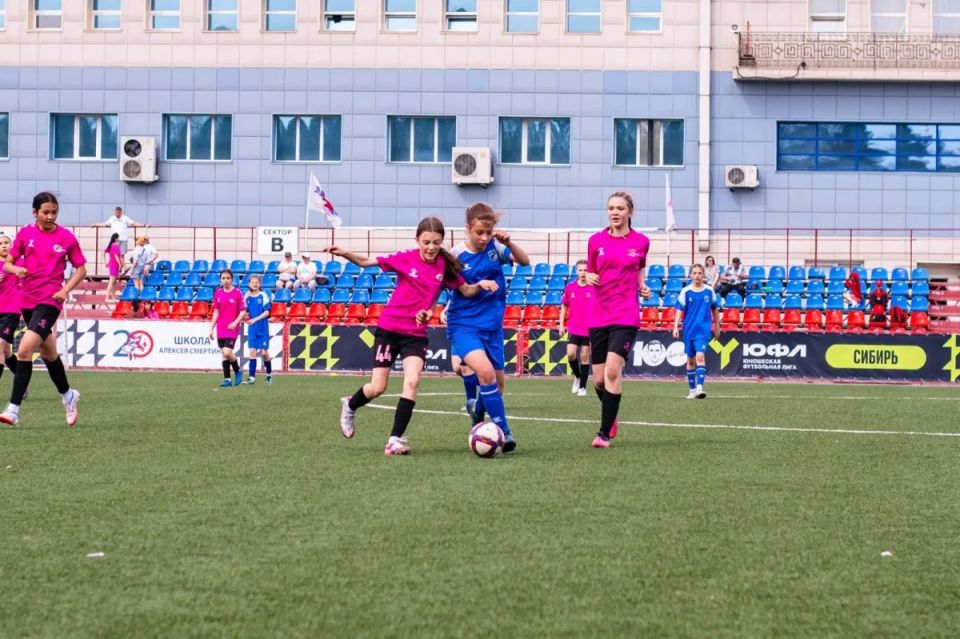 В Барнауле завершился турнир среди команд девочек «PRO FOOTBALL CUP», посвященный 20-летию СШОР Алексея Смертина В Барнауле завершился турнир среди команд девочек «PRO FOOTBALL CUP», посвященный 20-летию СШОР Алексея Смертина