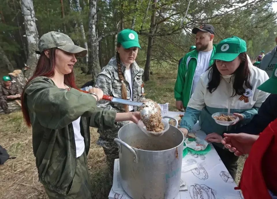Губернатор Алтайского края Виктор Томенко принял участие в патриотической акции «Сад Памяти» Губернатор Алтайского края Виктор Томенко принял участие в патриотической акции «Сад Памяти»