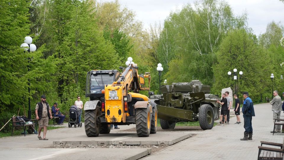 Обновление в Парке Победы. Накануне 9 мая в Парке Победы установили четыре артиллерийские пушки Обновление в Парке Победы. Накануне 9 мая в Парке Победы установили четыре артиллерийские пушки