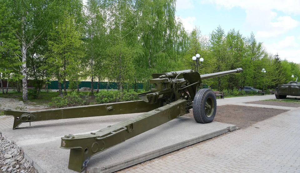 Обновление в Парке Победы. Накануне 9 мая в Парке Победы установили четыре артиллерийские пушки Обновление в Парке Победы. Накануне 9 мая в Парке Победы установили четыре артиллерийские пушки