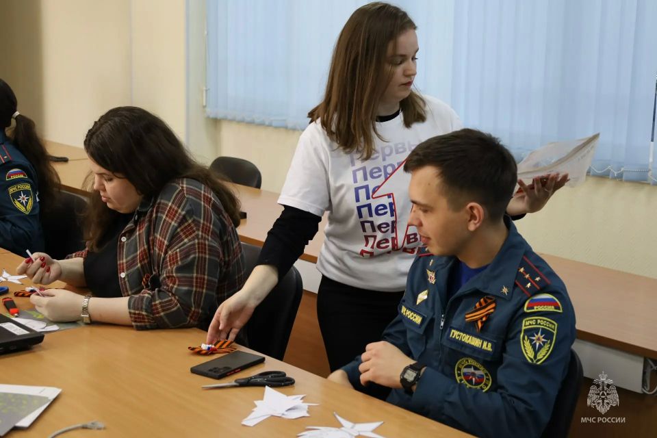 "Окна Победы". Молодежный совет главка совместно с Региональной общественной организацией ветеранов Главного управления МЧС России по Алтайскому краю приняли участие во Всероссийской акции «Окна Победы» "Окна Победы". Молодежный совет главка совместно с Региональной общественной организацией ветеранов Главного управления МЧС России по Алтайскому краю приняли участие во Всероссийской акции «Окна Победы»