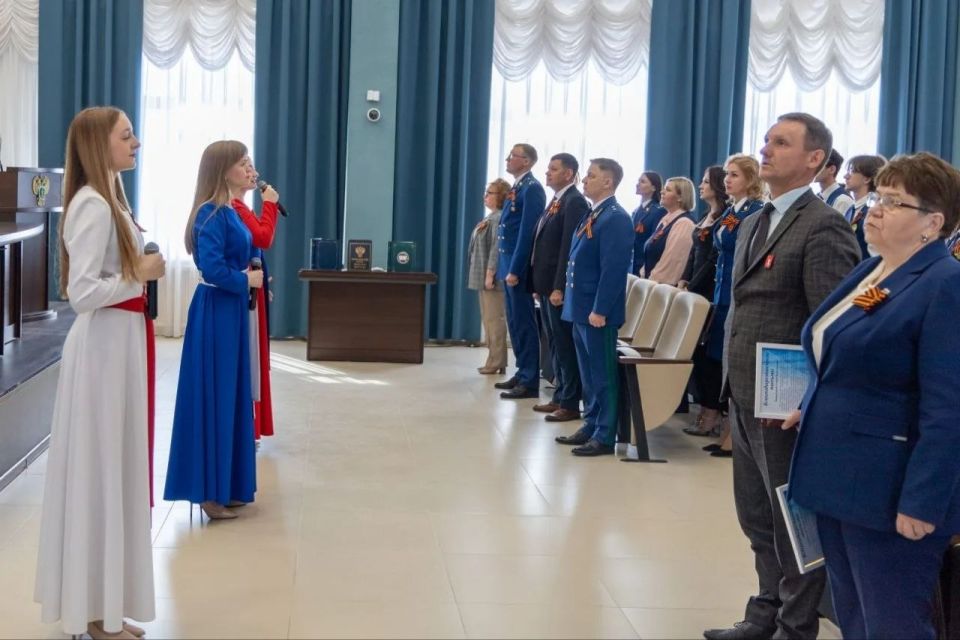Учащиеся профильных «Прокурорских классов» завершили обучение и получили свидетельства о присвоении первой рабочей профессии – «частный детектив» Учащиеся профильных «Прокурорских классов» завершили обучение и получили свидетельства о присвоении первой рабочей профессии – «частный детектив»