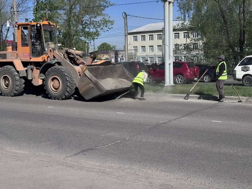 Коммунальщики приводят в порядок улицы Бийска ко Дню Победы Коммунальщики приводят в порядок улицы Бийска ко Дню Победы