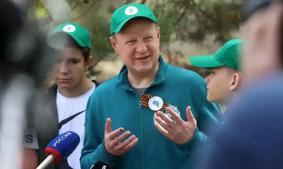 Губернатор Алтайского края Виктор Томенко принял участие в патриотической акции «Сад Памяти»