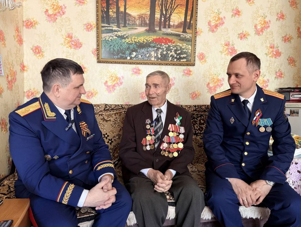 В канун праздника руководитель следственного управления Следственного комитета Российской Федерации по Алтайскому краю генерал-лейтенант юстиции Игорь Владимирович Колесниченко лично навестил ветерана Великой Отечественной...