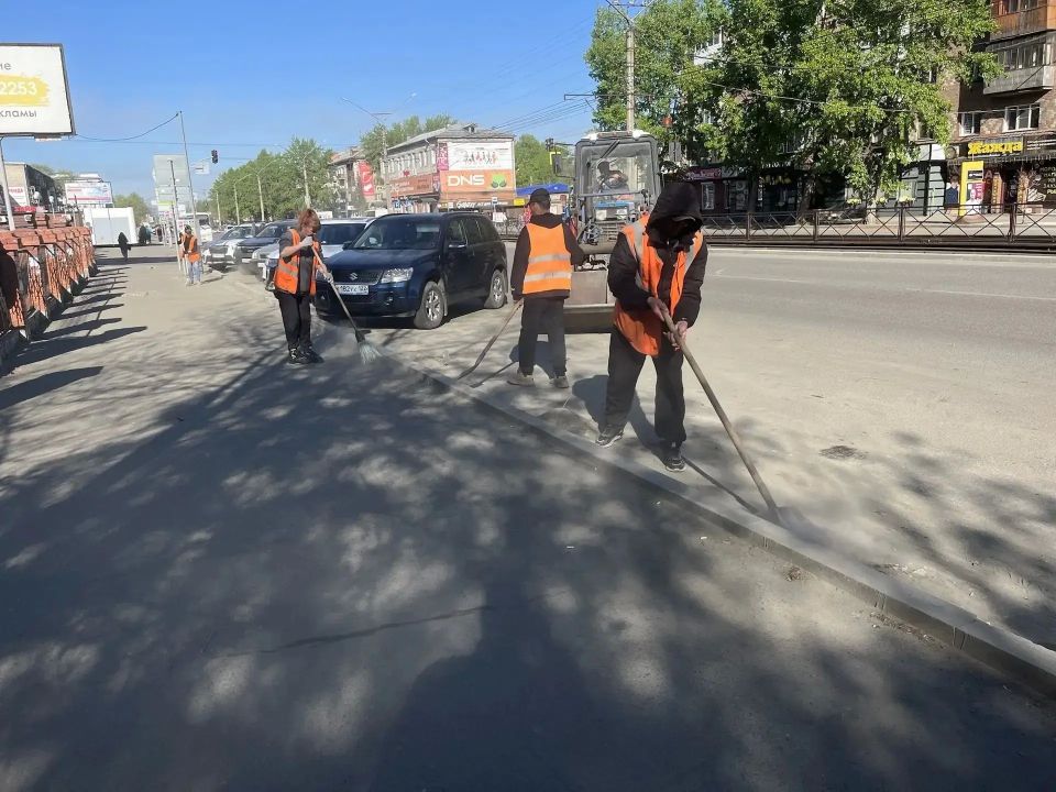Коммунальщики приводят в порядок улицы Бийска ко Дню Победы
