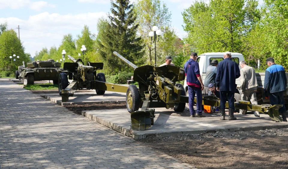 Обновление в Парке Победы. Накануне 9 мая в Парке Победы установили четыре артиллерийские пушки Обновление в Парке Победы. Накануне 9 мая в Парке Победы установили четыре артиллерийские пушки