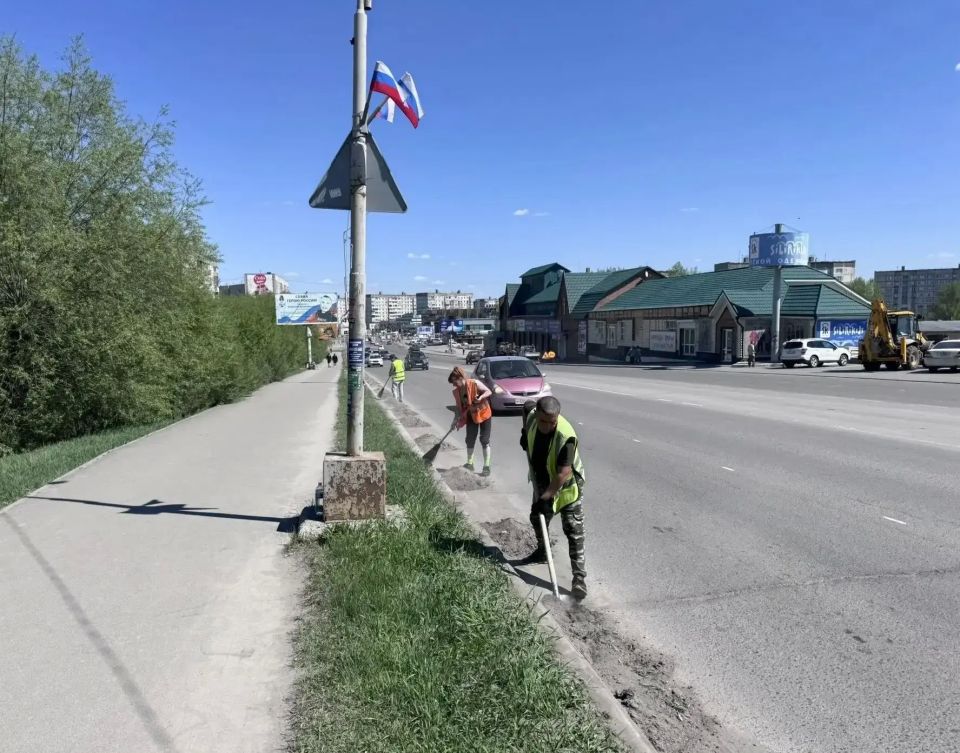 Коммунальщики приводят в порядок улицы Бийска ко Дню Победы Коммунальщики приводят в порядок улицы Бийска ко Дню Победы
