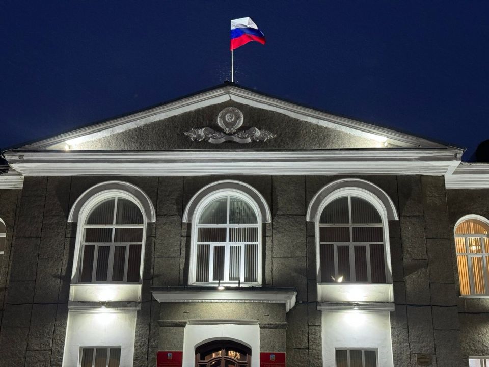 В преддверии 81-й годовщины Победы в Великой Отечественной войне напоминаем о важности соблюдения законодательства при использовании флага России и копии Знамени Победы