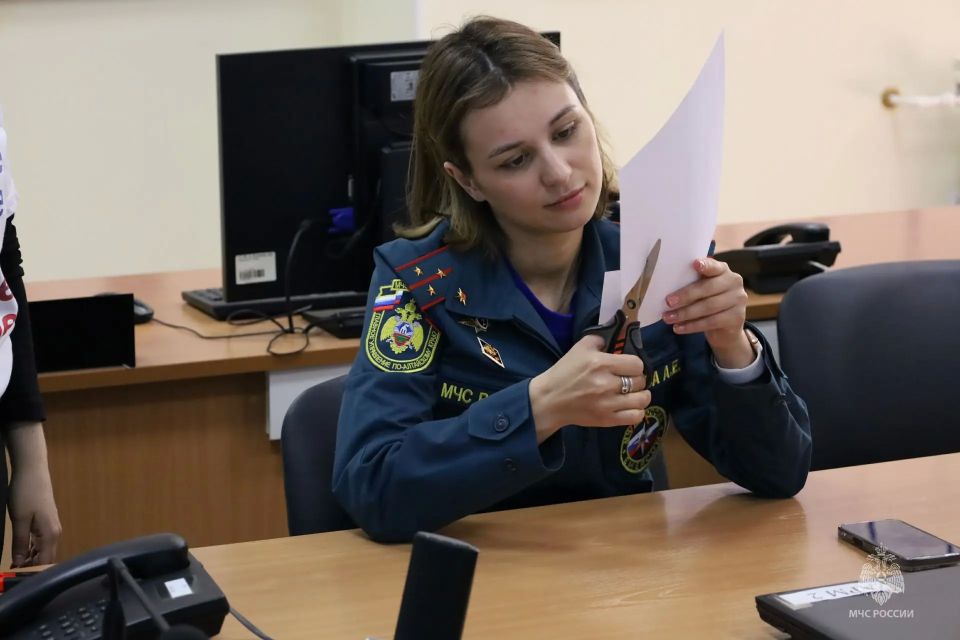 "Окна Победы". Молодежный совет главка совместно с Региональной общественной организацией ветеранов Главного управления МЧС России по Алтайскому краю приняли участие во Всероссийской акции «Окна Победы» "Окна Победы". Молодежный совет главка совместно с Региональной общественной организацией ветеранов Главного управления МЧС России по Алтайскому краю приняли участие во Всероссийской акции «Окна Победы»